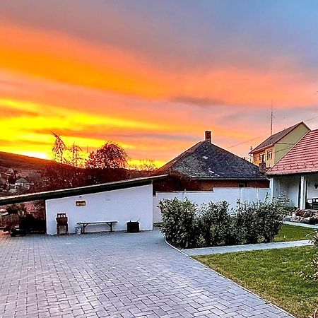 Ladislaus Schnaps-Haus Falusi Vendeghaz Csolnok Exterior foto