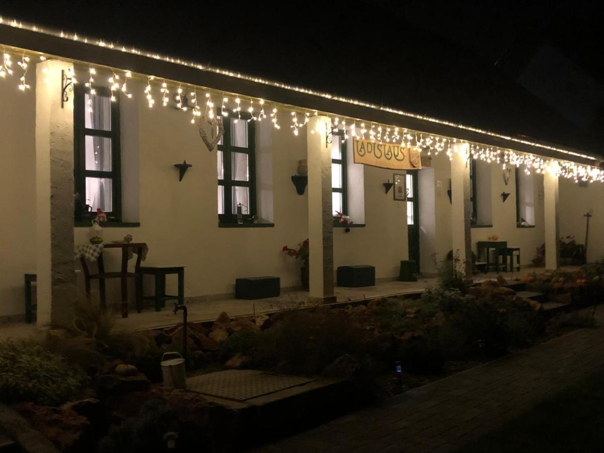 Ladislaus Schnaps-Haus Falusi Vendeghaz Csolnok Exterior foto