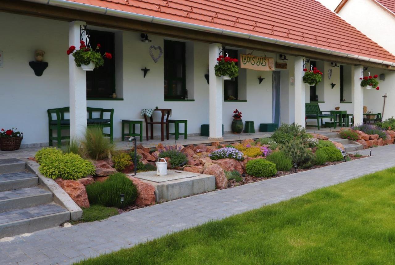 Ladislaus Schnaps-Haus Falusi Vendeghaz Csolnok Exterior foto